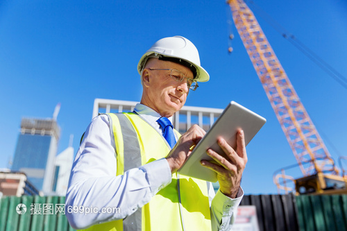 工程師建筑工人施工場景穿著安全背心記事本