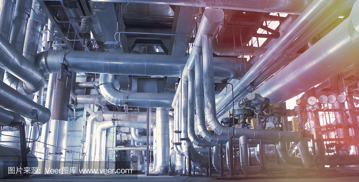 現代工業發電廠內的設備、電纜和管道